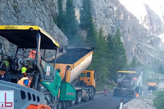 Die Dolomiten-Passtraße auf das Grödner Joch, die zum Teil direkt unterhalb der Sella-Gruppe verläuft (im Bild), wurde auf einem rund fünf Kilometer langen Abschnitt an mehreren Stellen neu asphaltiert. (Foto: LPA/Straßendienst Salten-Schlern)