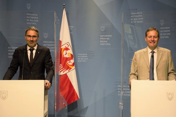 LR Bessone in der heutigen (10. Mai) Pressekonferenz nach Sitzung der Landesregierung: Unter anderem stellten sie die Beschlüsse zur Abtretung zweier Kasernenareale an die Gemeinde Brixen vor. (Foto: LPA/Igor Cocca)