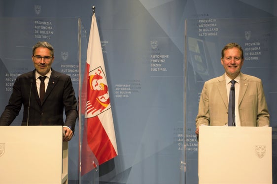 LR Bessone in der heutigen (10. Mai) Pressekonferenz nach Sitzung der Landesregierung: Unter anderem stellten sie die Beschlüsse zur Abtretung zweier Kasernenareale an die Gemeinde Brixen vor. (Foto: LPA/Igor Cocca)