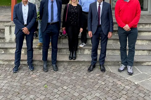 L'assessore provinciale Arnold Schuler (nella foto in prima fila, secondo da destra) ha incontrato i membri del Comitato di sorveglianza dei programmi dei Fondi strutturali dell'UE per fare il punto della situazione sui fondi destinati all'agricoltura di montagna. La delegazione ha poi raggiunto la Felsenkeller, a Laimburg, per un momento conviviale. (Foto: Istituto tecnico Laimburg)