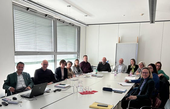 Incontro di scambio con i coordinatori dei Centri di mediazione lavoro in Alto Adige alla presenza del direttore di Ripartizione Stefan Luther (primo da sinistra), del direttore di Dipartimento Günther Burger (secondo da sinistra) e dell'assessora provinciale Magdalena Amhof (in prima posizione a destra). (Foto: USP/Anna Künig)