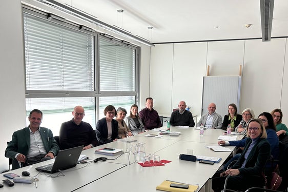 Incontro di scambio con i coordinatori dei Centri di mediazione lavoro in Alto Adige alla presenza del direttore di Ripartizione Stefan Luther (primo da sinistra), del direttore di Dipartimento Günther Burger (secondo da sinistra) e dell'assessora provinciale Magdalena Amhof (in prima posizione a destra). (Foto: USP/Anna Künig)