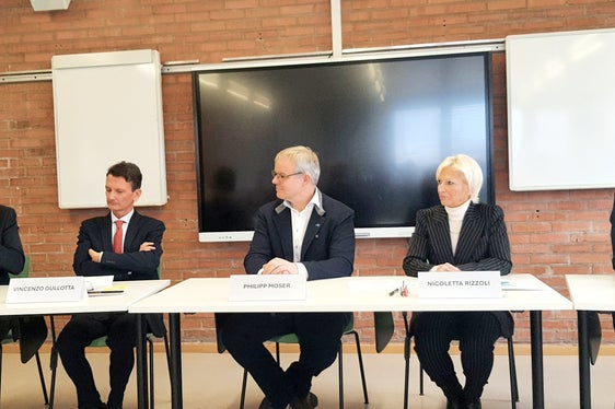 Eine enge Verbindung zwischen Berufsbildung und Arbeitswelt, darauf zielt die Verinbarung zwischen Landesberufsschule Einaudi und dem Handels- und Dienstleistungsverband Südtirol, die nun unterzeichnet wurde. Auf dem Foto (von links): der Landesrat Marco Galateo, Bildungsdirektor Vincenzo Gullotta, HDS-Präsident Philipp Moser, die Schuldirektorin Nicoletta Rizzoli und der Direktor der Berufsbildung, Giuseppe Delpero. (Foto: LPA)