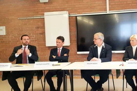 Una rete tra mondo della formazione professionale e del lavoro. Nella foto (da sinistra), il vicepresidente Marco Galateo, il sovrintendente scolastico Vincenzo Gullotta, il presidente dell'HDS Philipp Moser, la direttrice del CTS Einaudi Nicoletta Rizzoli e il direttore della Formazione Professionale, Giuseppe Delpero. (Foto: USP)