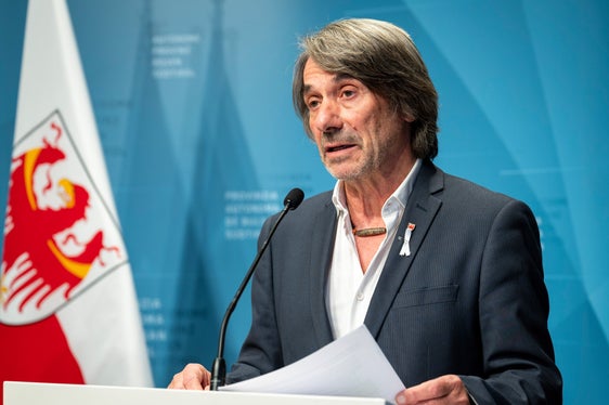 L'assessore provinciale alla Prevenzione sanitaria e salute Hubert Messner ha sottolineato che il nuovo nomenclatore tariffario introduce regole chiare per la prescrizione di servizi e la prenotazione di appuntamenti (Foto: USP/Fabio Brucculeri)