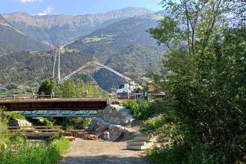 La foto, scattata a giugno, mostra i lavori in corso a circa un mese dall'inaugurazione. La cerimonia con cui sarà inaugurato il nuovo ponte si terrà venerdì 24 luglio alle ore 14.30. (Foto: USP/Dipartimento Infrastrutture e Mobilità)