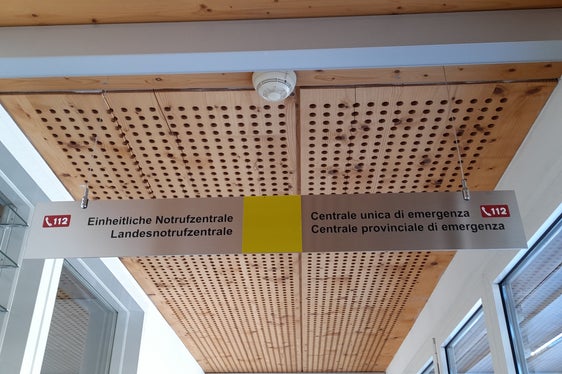 Die Einheitliche Notrufzentrale wird in Südtirol personalmäßig vom Sanitätsbetrieb geführt und technisch von der Agentur für Bevölkerungsschutz betrieben. Im Sitz der Agentur für Bevölkerungsschutz ist sie auch untergebracht, und zwar in unmittelbarer Nähe der Landesnotrufzentrale. (Foto: LPA/Maja Clara)