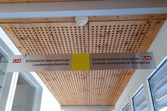 Die Einheitliche Notrufzentrale wird in Südtirol personalmäßig vom Sanitätsbetrieb geführt und technisch von der Agentur für Bevölkerungsschutz betrieben. Im Sitz der Agentur für Bevölkerungsschutz ist sie auch untergebracht, und zwar in unmittelbarer Nähe der Landesnotrufzentrale. (Foto: LPA/Maja Clara)