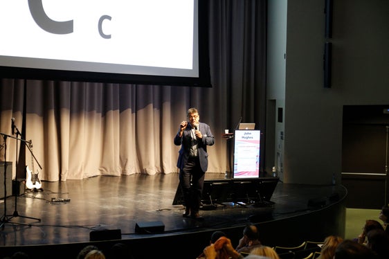 Referent John Hughes ging bei der heutigen Englisch-Tagung darauf ein, welche Möglichkeiten der Fremdsprachenunterricht für kreative Entfaltung bietet. (Foto: LPA/Verena Hilber)