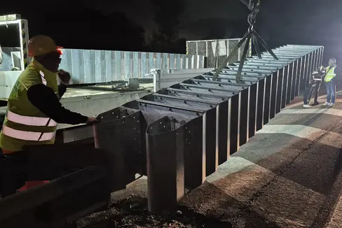 Gli attenuatori d'urto sono stati installati di notte per non disturbare troppo il traffico sulla superstrada Merano-Bolzano. (Foto: USP/Alberto Lenisa)