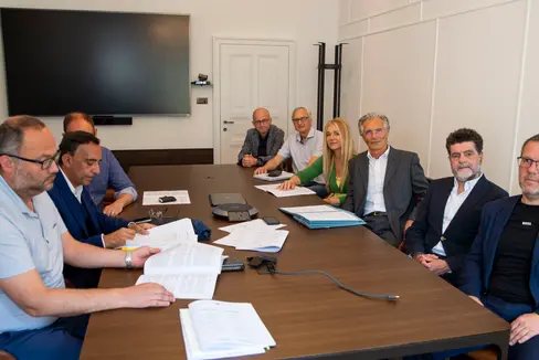 Per l'entrata in vigore di un contratto collettivo è necessario un ampio lavoro preparatorio: la foto mostra la firma del contratto collettivo dei dirigenti pubblici da parte dei sindacati e dell'Agenzia provinciale per le relazioni sindacali, che la Giunta provinciale ha approvato oggi (Foto: ASP/Brucculeri)