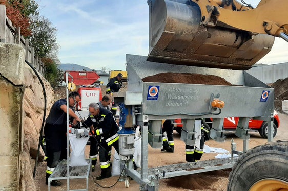 Am Nachmittag wurde mit dem Füllen der Sandsäcke begonnen. (Foto: LPA/Freiwillige Feuerwehr Siebeneich/ Landesverband der Freiwilligen Feuerwehren Südtirols)