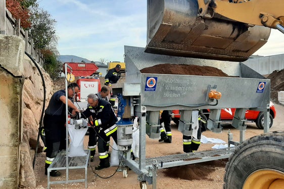 Nel pomeriggio è iniziato il riempimento dei sacchi di sabbia. (Foto: ASP/Vigili del Fuoco Volontari Siebeneich/Unione provinciale dei Corpi dei Vigili del Fuoco Volontari)