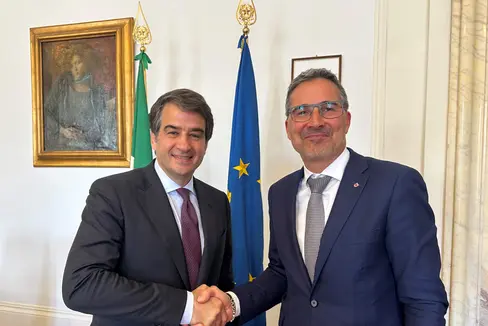 Um die Nutzung der europäischen und staatlichen Strukturfonds sowie weiterer verfügbarer Mittel aus dem Wiederaufbauplan ging es bei dem Gespräch von Landeshauptmann Kompatscher (r.) mit Minister Fitto. (Foto: LPA)