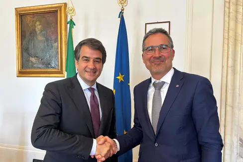 Um die Nutzung der europäischen und staatlichen Strukturfonds sowie weiterer verfügbarer Mittel aus dem Wiederaufbauplan ging es bei dem Gespräch von Landeshauptmann Kompatscher (r.) mit Minister Fitto. (Foto: LPA)