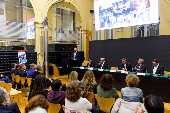 Die Kulturlandesräte Philipp Achammer und Marco Galateo (am Rednerpult) bezeichneten das Zentrum für Bibliotheken, Autonomie und Minderheiten als einmalige Chance für Bozen und Südtirol. (Foto: LPA/Tiberio Sorvillo)