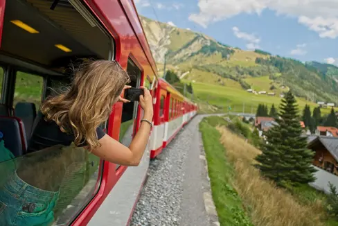 Nell'ambito del progetto Youth Alpine Interrail (Yoalin), 150 pass Interrail per l'estate 2025 sono in palio per i giovani di età compresa tra i 18 e i 27 anni. (Foto: Yoalin)