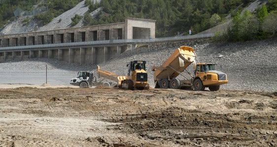 Die Aufschüttung im Reschensee für die neue Straßentrasse läuft auf Hochtouren und ist bald fertig. Am 25. Mai können Interessierte die Baustelle im See besichtigen. (Foto: LPA/Andrea Pozza)