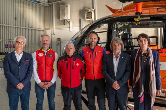 Gesundheitslandesrat Hubert Messner (2.v.r.) im Heli-Hangar in Bozen mit HELI-Präsident Ivo Bonamico (v.l.), HELI-Direktor Stefan Viehweider , Alberto Covi (C.N.S.A.S), HELI-Vizepräsident Thomas Hellrigl und Regierungspräfektin Maddalena Travaglini im Mai 2026 bei der Vorstellung der neuen Hubschrauber. (Foto: HELI Landesflugrettung Südtirol/Daniele Fiorentino)