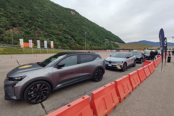 Den ganzen Tag lang haben 800 Besucher beim e-drive day im Fahrsicherheitszentrum Safety Park unterschiedliche E-Fahrzeuge verschiedener Produzenten getestet. (Foto: sta/Banfi)