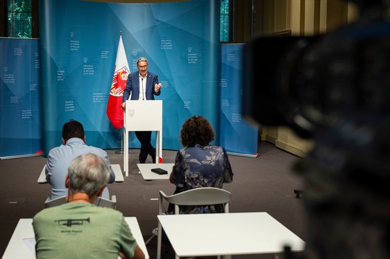 Il nostro obiettivo è un più facile e lineare riconoscimento delle certificazioni linguistiche e dei titoli di studio ma anche una ancora più specifica formazione delle esaminatrici e degli esaminatori”, ha spiegato il presidente Kompatscher. (Foto: ASP/Fabio Brucculeri)