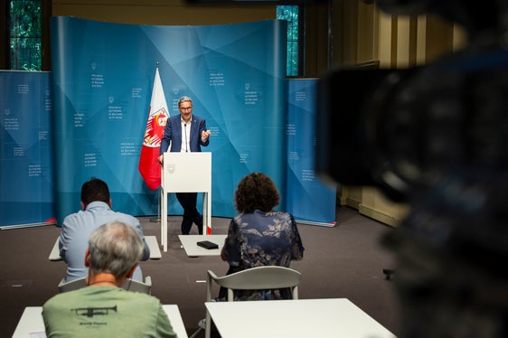 Landeshauptmann Arno Kompatscher stellte heute (16. Juli) bei einer Pressekonferenz die wichtigsten Beschlüsse der Landesregierung vor. (Foto: LPA/Fabio Brucculeri)