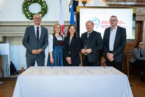 Unterzeichnung der neuen Euregio-Ring-Urkunde mit: (von links) Euregio-Präsident und Tirols Landeshauptmann Anton Mattle, Maria-Luise Schnegg (Land Tirol), Claudia Bisognin (Stiftung Edmund Mach in San Michele), Tirols Landeshauptmann-Stellvertreter Josef Geisler und Peter Prieth (Land Südtirol) (Foto: Land Tirol/Fitsch)