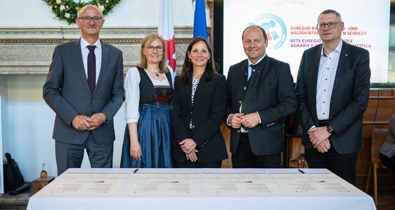 Firma del nuovo accordo della Rete Euregio con: (da sinistra) il presidente dell'Euregio e capitano del Tirolo Anton Mattle, Maria-Luise Schnegg (Land Tirolo), Claudia Bisognin (Fondazione Edmund Mach di San Michele), il vicepresidente del Tirolo Josef Geisler e Peter Prieth (Provincia autonoma dell'Alto Adige) (Foto: Land Tirol/Fitsch)