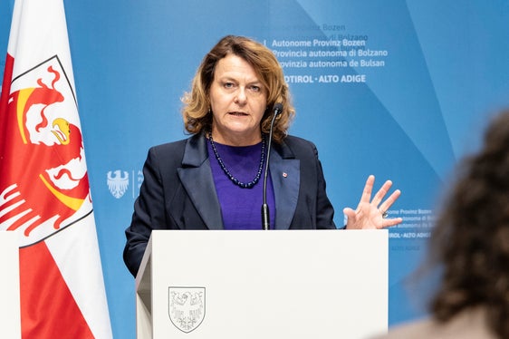 “Vogliamo aumentare la sicurezza nella pianificazione e nel finanziamento, promuovere un'assistenza di base di qualità garantita, ottenere un maggiore coinvolgimento dei Comuni nella pianificazione, nel controllo e nel cofinanziamento, semplificare le richieste e i conteggi e continuare a promuovere il volontariato in questo settore”, ha sintetizzato l'assessora provinciale Rosmarie Pamer. (Foto: USP/Hannes Wisthaler)