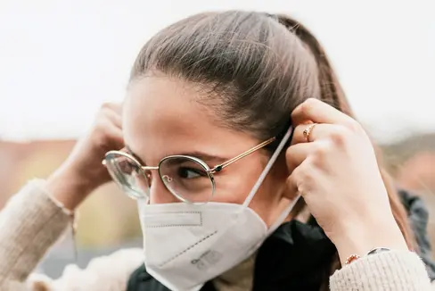 Die Maskenpflicht im Freien gilt ab 11. Februar nur mehr bei Menschenansammlungen und wenn die nötigen Abstände nicht eingehalten werden können. (Foto: unsplash.com)