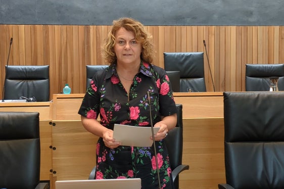 Landesrätin Rosmarie Pamer im Landtag: Wichtigste Neuerung ist, dass öffentliche Verwaltungen in Südtirol Vereinen und Stiftungen, die im Landesverzeichnis eingetragen sind, wirtschaftliche Vergünstigungen gewähren können. Wesentlich ist auch, dass das Landesverzeichnis digital geführt werden wird. (Foto: LPA/Ressort Zusammenhalt, Familie, Senioren, Genossenschaften und Ehrenamt/Hannes Wisthaler)