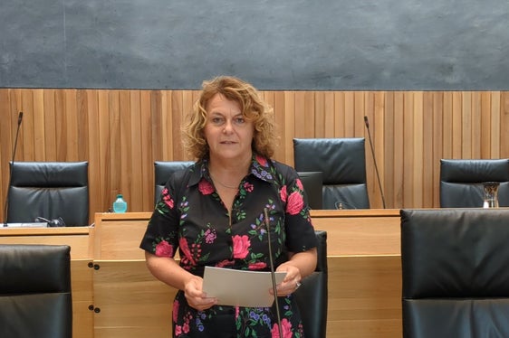 Landesrätin Rosmarie Pamer im Landtag: Wichtigste Neuerung ist, dass öffentliche Verwaltungen in Südtirol Vereinen und Stiftungen, die im Landesverzeichnis eingetragen sind, wirtschaftliche Vergünstigungen gewähren können. Wesentlich ist auch, dass das Landesverzeichnis digital geführt werden wird. (Foto: LPA/Ressort Zusammenhalt, Familie, Senioren, Genossenschaften und Ehrenamt/Hannes Wisthaler)