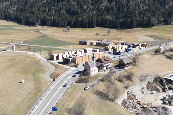 Prima: situazione attuale dell'incrocio tra la strada statale della Val Pusteria e la strada provinciale della valle di Anterselva. (Foto: Ripartizione Infrastrutture)