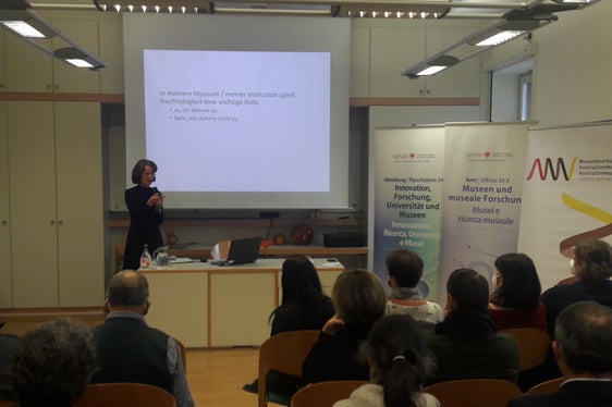 Giornata dei musei altoatesini 2022: la relatrice Carola Rupprecht (Foto: ASP/Notburga Siller)