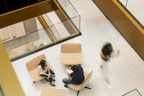 Die Landesverwaltung sucht derzeit 58 Mitarbeitende mit Hochschulabschluss; das Auswahlverfahren sieht ausschließlich eine mündliche Prüfung vor. (Foto: LPA/Tiberio Sorvillo)