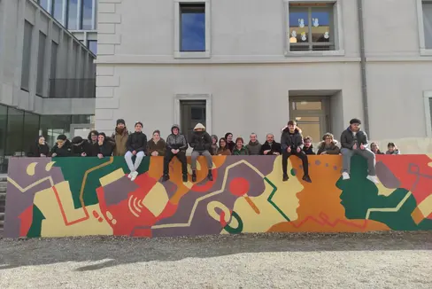 Schülerinnen und Schüler der Mittelschule Segantini in Meran gestalten gemeinsam mit dem Jugendzentrum Strike Up das Wandbild Der Lärm der Stille als starkes Zeichen gegen geschlechtsspezifische Gewalt. (Foto: LPA)