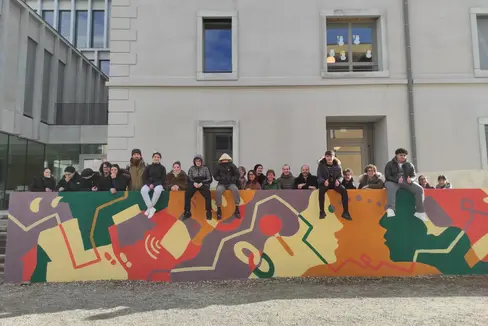 Ragazze e ragazzi della scuola Segantini hanno creato il murale dal titolo “Il rumore del silenzio”, insieme al Centro giovani Strike Up, al culmine di un percorso creativo dedicato al tema della violenza di genere. (Foto: USP)