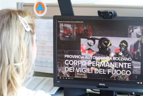 In un breve filmato, i consigli dei Vigili del Fuoco del Corpo permanente di Bolzano sui pericoli causati dall'elettricità (Foto: ASP/Maja Clara)