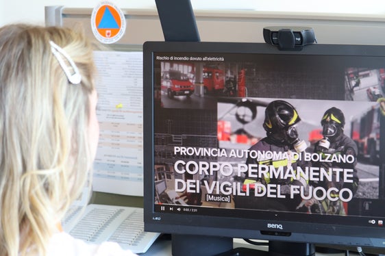 In un breve filmato, i consigli dei Vigili del Fuoco del Corpo permanente di Bolzano sui pericoli causati dall'elettricità (Foto: ASP/Maja Clara)