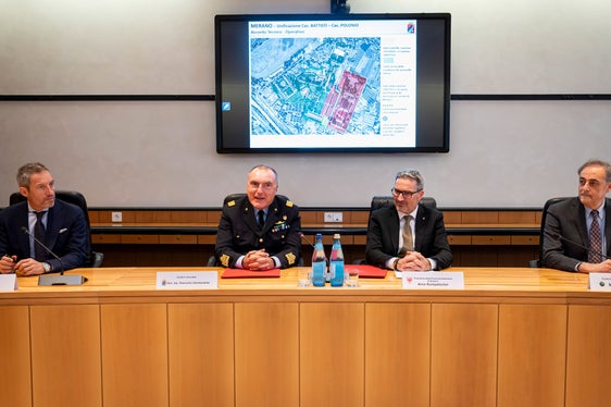 Der Bürgermeister von Meran, Dario Dal Medico (von links), der Direktor der Direktion für Arbeiten und Domänen des Verteidigungsministeriums, Generalinspektor Giancarlo Gambardella, Landeshauptmann Arno Kompatscher und Marcello Bosica, Regionaldirektor der Agentur für Staatsgüter, unterzeichneten die wichtigen Dokumente. (Foto: LPA/Fabio Brucculeri)