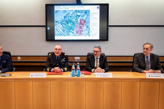 Der Bürgermeister von Meran, Dario Dal Medico (von links), der Direktor der Direktion für Arbeiten und Domänen des Verteidigungsministeriums, Generalinspektor Giancarlo Gambardella, Landeshauptmann Arno Kompatscher und Marcello Bosica, Regionaldirektor der Agentur für Staatsgüter, unterzeichneten die wichtigen Dokumente. (Foto: LPA/Fabio Brucculeri)