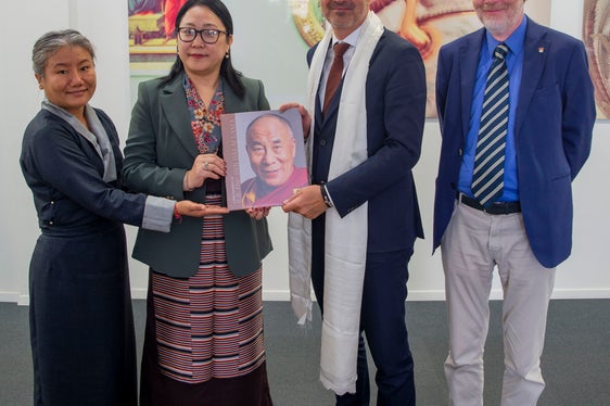 Anche l'Eurac, qui rappresentato da Günther Cologna (a destra), sostiene la Provincia nella sua attenzione alle minoranze e si occupa anche del Tibet. Cologna ha preso parte al colloquio del presidente Kompatscher con Thinlay Chukki e Kalon Norzin Dolma (Foto: ASP/Fabio Brucculeri).