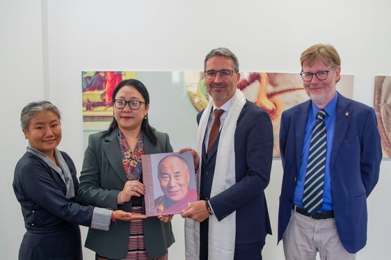 Anche l'Eurac, qui rappresentato da Günther Cologna (a destra), sostiene la Provincia nella sua attenzione alle minoranze e si occupa anche del Tibet. Cologna ha preso parte al colloquio del presidente Kompatscher con Thinlay Chukki e Kalon Norzin Dolma (Foto: ASP/Fabio Brucculeri).