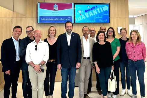 Dalla Francia per studiare il modello applicato nel contesto della scuola in Alto Adige. Il vicepresidente Marco Galateo (nella foto il quinto da sinistra) e il sovrintendente Vincenzo Gullotta (primo da sinistra) hanno tenuto un costruttivo confronto con una delegazione di docenti e professionisti del settore scolastico proveniente dalla Francia (Foto: USP)