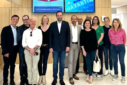 Dalla Francia per studiare il modello applicato nel contesto della scuola in Alto Adige. Il vicepresidente Marco Galateo (nella foto il quinto da sinistra) e il sovrintendente Vincenzo Gullotta (primo da sinistra) hanno tenuto un costruttivo confronto con una delegazione di docenti e professionisti del settore scolastico proveniente dalla Francia (Foto: USP)