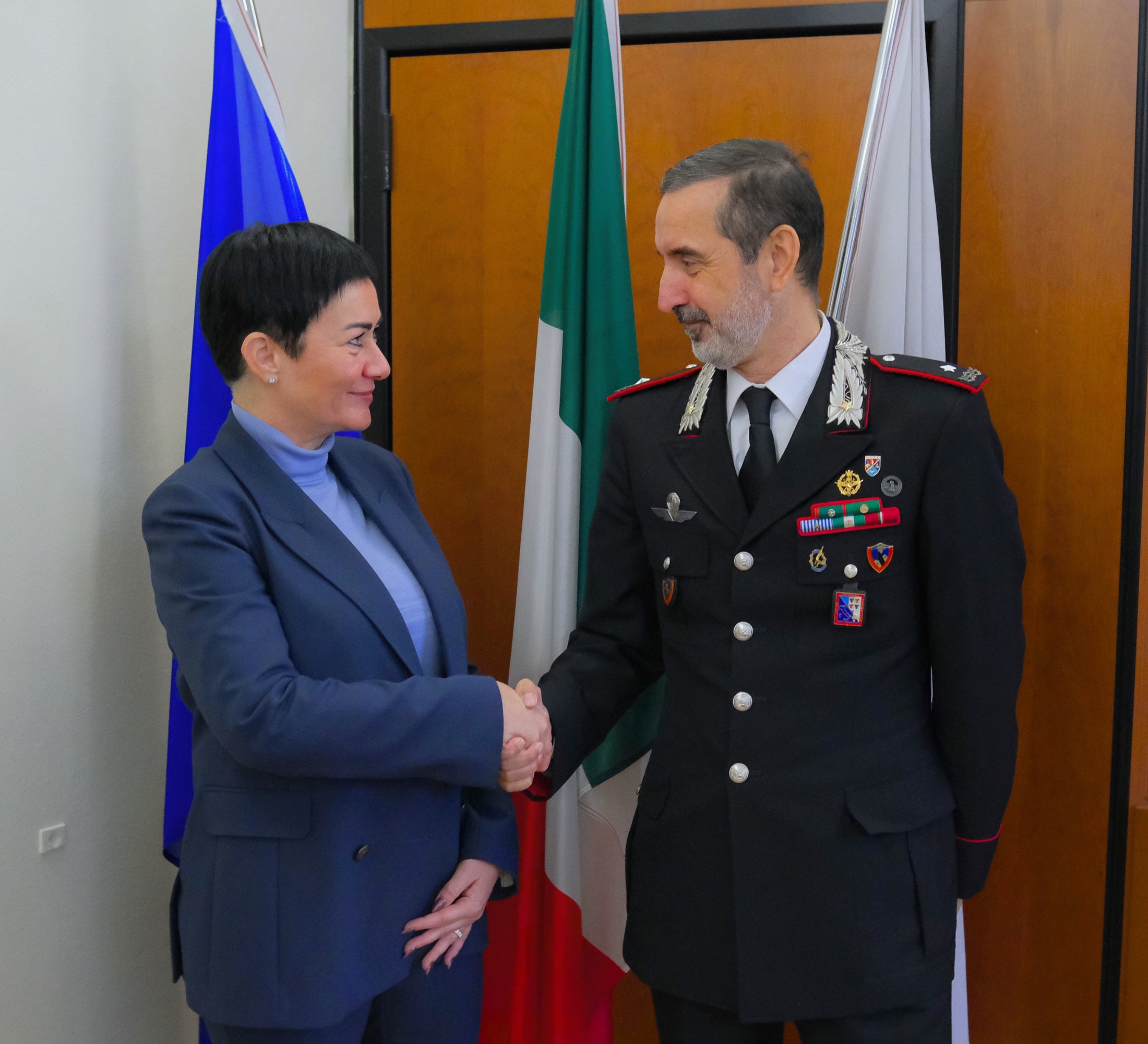 Sie wollen, dass Land und Carabinieri weiterhin gut zusammenarbeiten: Landesrätin Ulli Mair und Carabinieri-Kommandant Stefano Paolucci. (Foto: LPA/Lukas Forer)