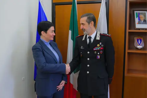 Vogliono che la Provincia e i Carabinieri continuino a collaborare bene: l'assessora provinciale Ulli Mair e il comandante dei Carabinieri Stefano Paolucci. (Foto: USP/Lukas Forer)