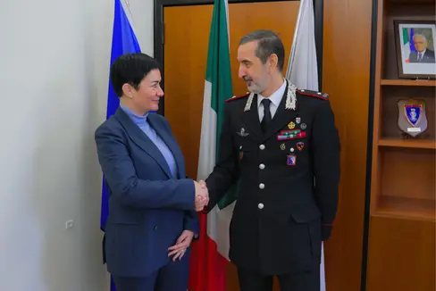 Vogliono che la Provincia e i Carabinieri continuino a collaborare bene: l'assessora provinciale Ulli Mair e il comandante dei Carabinieri Stefano Paolucci. (Foto: USP/Lukas Forer)