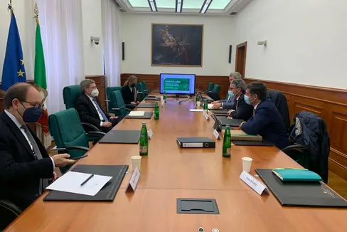 Il presidente Kompatscher e l'assessore Alfreider a colloquio con il ministro Giovannini (Foto: ASP/Elisa Gentile)