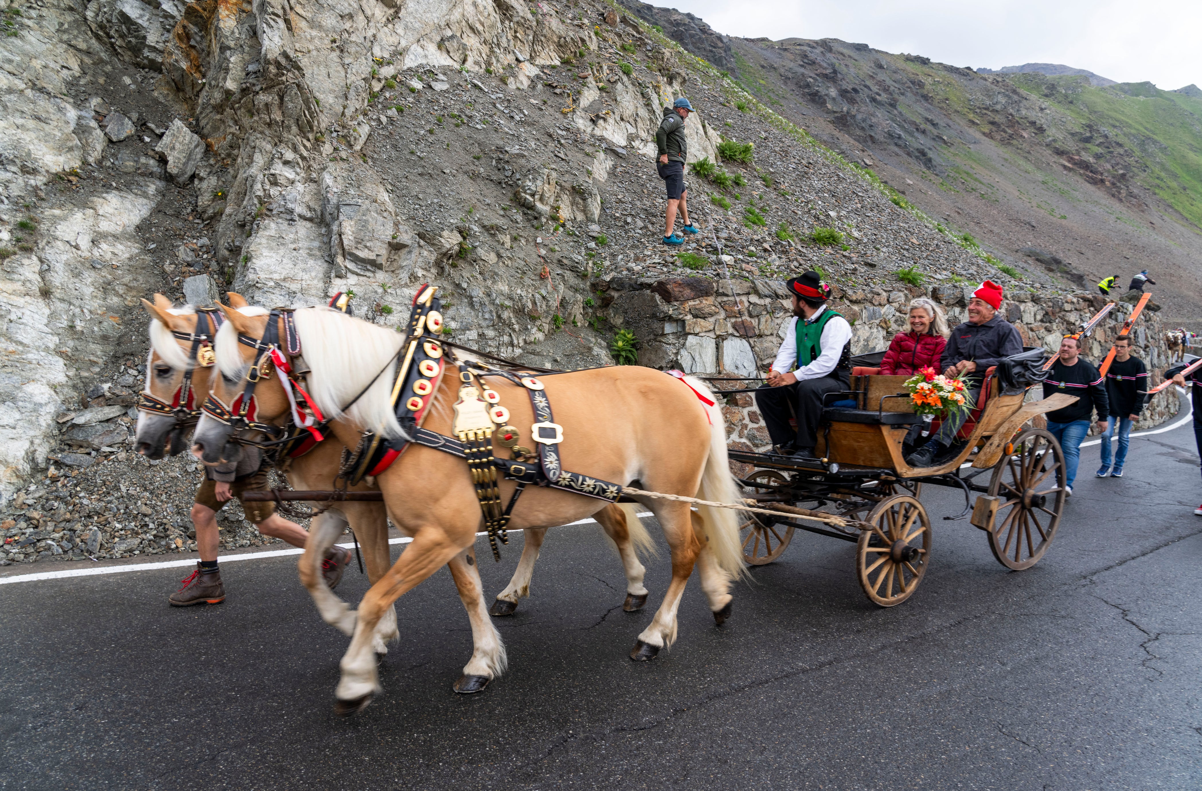 Auch eine Pferdekutsche aus Prad am Stilfser Joch nahm am Festumzug teil, der am Sonntag anlässlich des 200-Jahr-Jubiläums der Stilfser-Joch-Straße abgehalten wurde. (Foto: Enrico Pozzi)